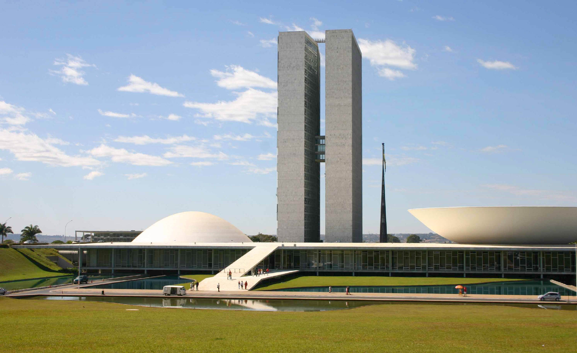 Le Congrès National de Brasilia. Brasilia, symbole de la ville moderne, idéale et avant-gardiste des années 1950, fête ses cinquante ans d'existence. cf fiche d'actualité scientifique n° 264.