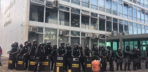 24mai2017---oficiais-da-forca-nacional-cercam-o-ministerio-da-fazenda-apos-o-predio-ser-atingido-por-manifestantes-durante-protesto-em-brasilia-1495655225483_615x300