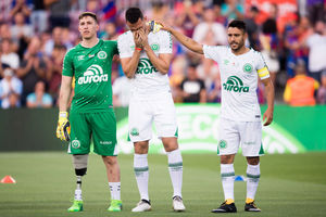 BARCELONA, SPAIN - AUGUST 07:  Neto (C) of Chapecoense cries between his teammates Follmann (L) and Alan Ruschel (R) before the Joan Gamper Trophy match between FC Barcelona and Chapecoense at Camp Nou stadium on August 7, 2017 in Barcelona, Spain.  (Photo by Alex Caparros/Getty Images)