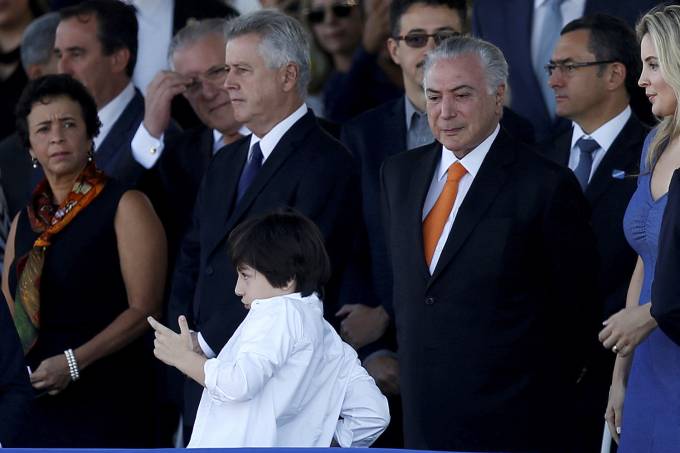 Os gestos do filho do presidente foram feitos durante a passagem dos militares empunhando armas (Adriano Machado/Reuters)
