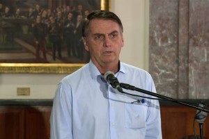 O presidente eleito Jair Bolsonaro concede coletiva (Globo News/Reprodução)