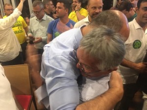 O governador eleito do RJ, Wilson Witzel, emocionado, abraça o Prof. Clóvis