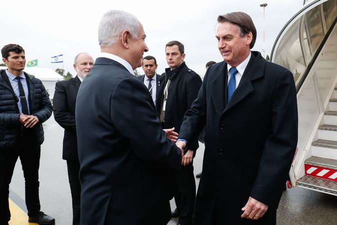 O primeiro-ministro de Israel, Benjamin Netanyahu, recebe o presidente Jair Bolsonaro, em cerimônia oficial de chegada (foto: Alan Santos/PR) 