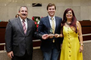 Petrolina – Prefeito Miguel Coelho recebeu troféu da Delegada Gleide Ângelo e do presidente da Alepe, Eriberto Medeiros