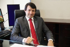 Eumar Novacki, secretário
