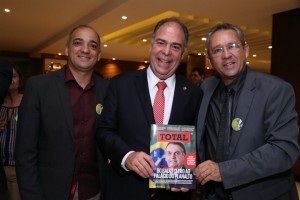 Joaquim Neto e Marcelo Mesquita entregam exemplar da Revista TOTAL ao Senador e líder do governo Fernando Bezerra Coelho