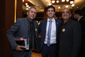 O deputado federal João Campos também fez questão de abraçar e cumprimentar Marcelo Mesquita