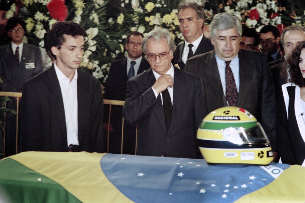 Velório do piloto contou com a presença de Itamar Franco, então presidente do Brasil (Foto: Paulo WHITAKER / AFP) 