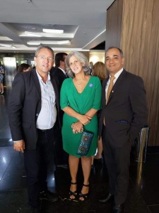 Renata Campos, viúva do ex-governador Eduardo Campos, ladeada pelos diretores da Revista Total