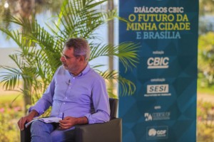 Fundador da Catraca Livre, Gilberto Dimenstein mediou o evento em Brasília (Crédito: Tereza Sá) 