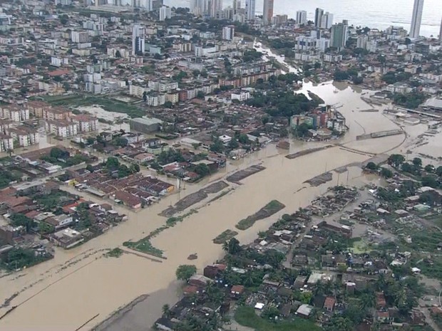 Imagens aéreas mostram o transbordamento do Canal do Fragoso, em Olinda (Foto: Reprodução / TV Globo)