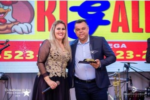 Valdir Santana recebendo o Prêmio  Modale de Osmarina Gomes