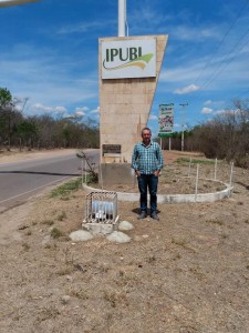 Marcelo Mesquita posa na entrada do município de Ipubi