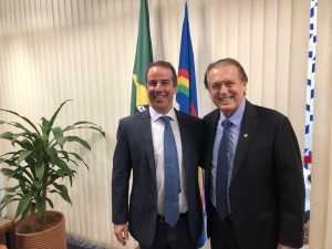 Com o deputado federal Luciano Bivar, agradecendo pelas emendas que trouxeram benefício a Ribeirão